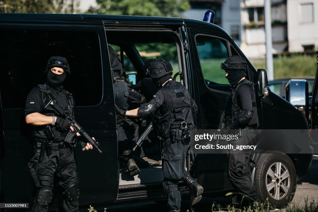 Swat Riphah Swat Team Entering Police Van High-Res Stock Photo - Getty Images