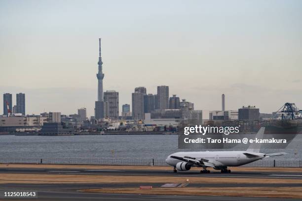 the airplane landing on tokyo haneda international airport (hnd) in japan - port airport stock pictures, royalty-free photos & images