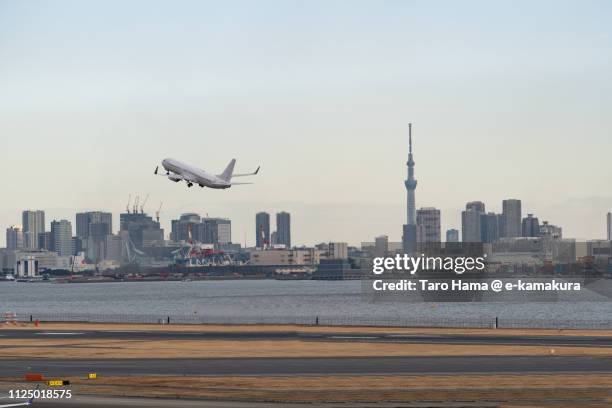 the airplane taking off tokyo haneda international airport (hnd) in japan - bucht von tokio stock-fotos und bilder