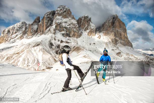 family enjoying winter, ski resort val gardena, skiing dolomites, italy - alta badia - fotografias e filmes do acervo