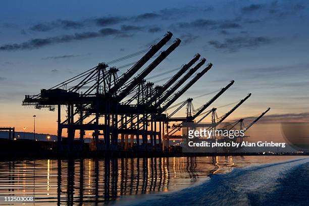 sunrise shipping cranes - oakland californië stockfoto's en -beelden