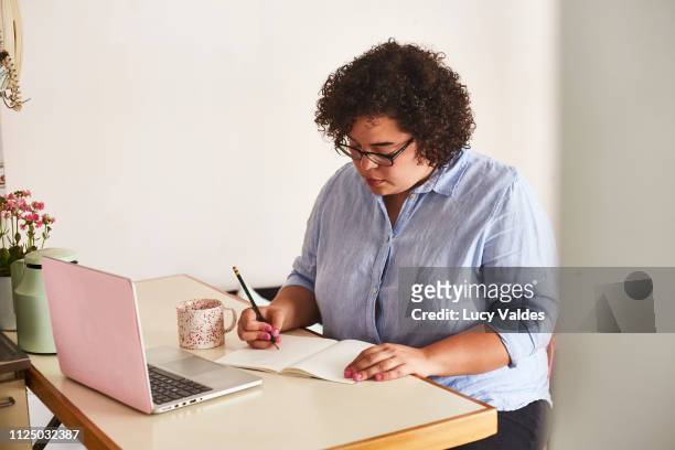 Mujer trabajando desde su hogar