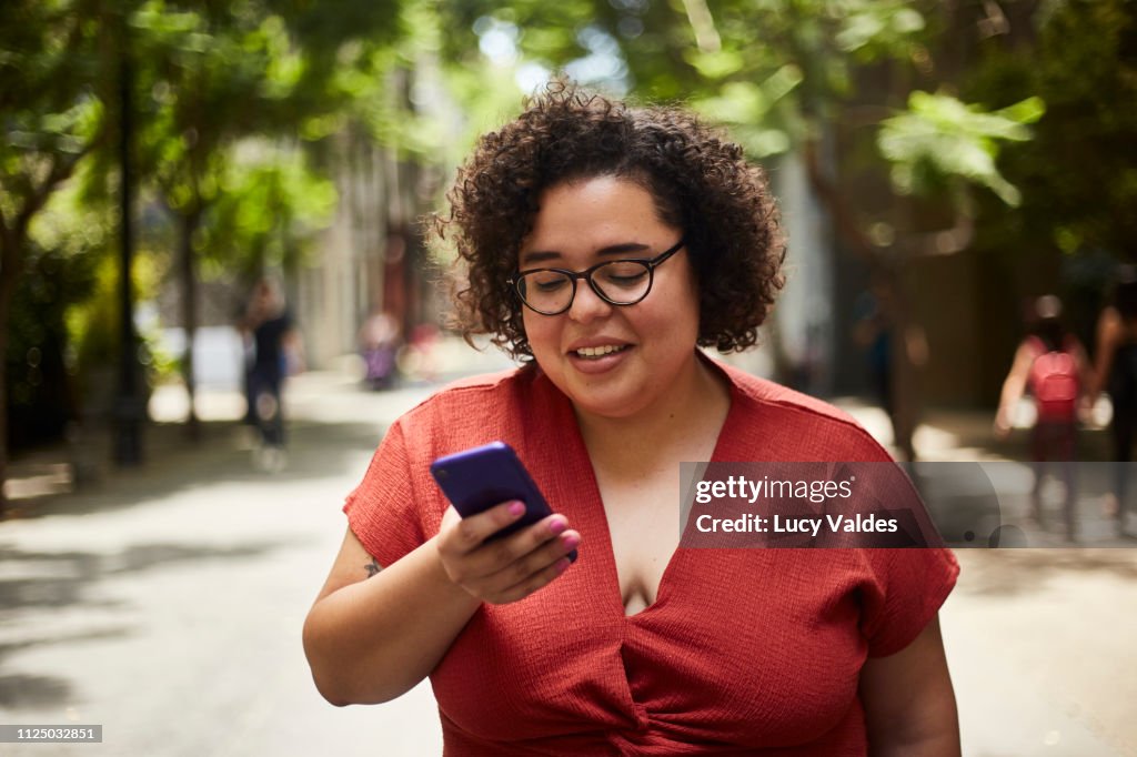 Mujer usando su teléfono móvil