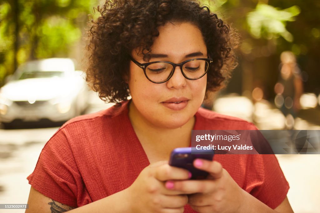 Mujer usando su teléfono móvil