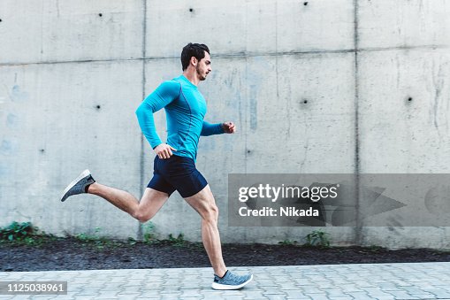 若い男のアウトドアでの朝のランニング 若い男のアウトドアでの朝のランニング