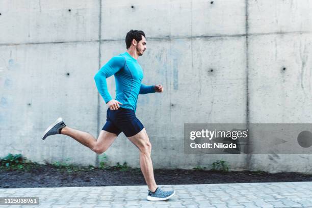 若い男のアウトドアでの朝のランニング - jogging ストックフォトと画像