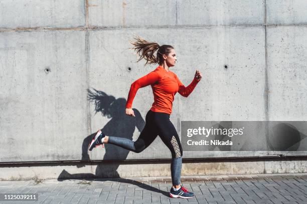 在城市戶外奔跑的婦女 - 慢跑 個照片及圖片檔