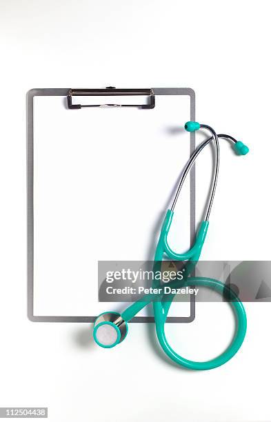 stethoscope and clipboard with copy space - clipboard fotografías e imágenes de stock