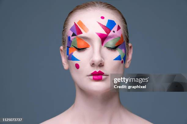 fashion portrait frau mit künstlerischen bunten make-up - artistic makeup stock-fotos und bilder