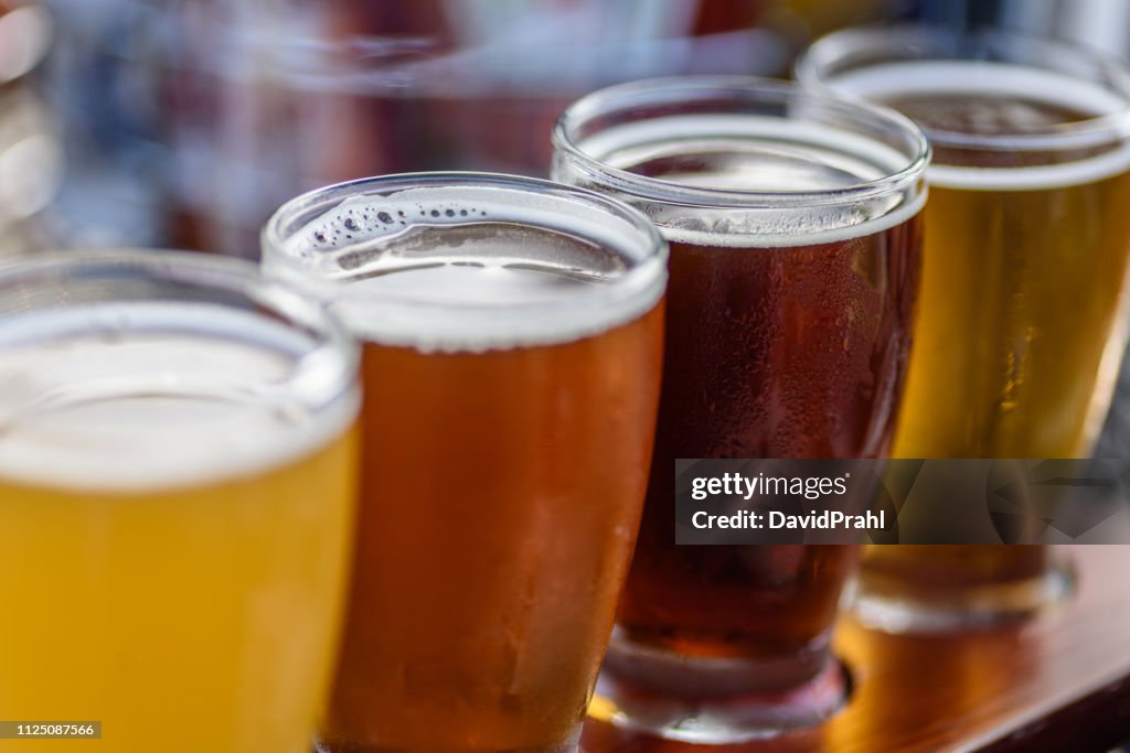 Voo de cerveja no verão sol