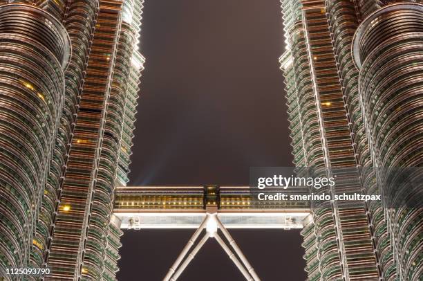 skybridge - skybridge petronas twin towers stock pictures, royalty-free photos & images