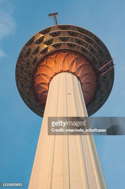 kl tower pod - torre de menara kuala lumpur imagens e fotografias de stock
