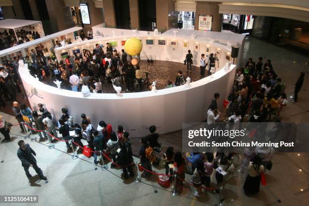Autograph Queue Jimmy Liao Photos and Premium High Res Pictures - Getty Images