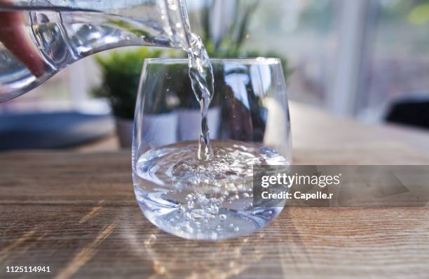 ressource - verre d'eau - glass water stock pictures, royalty-free photos & images