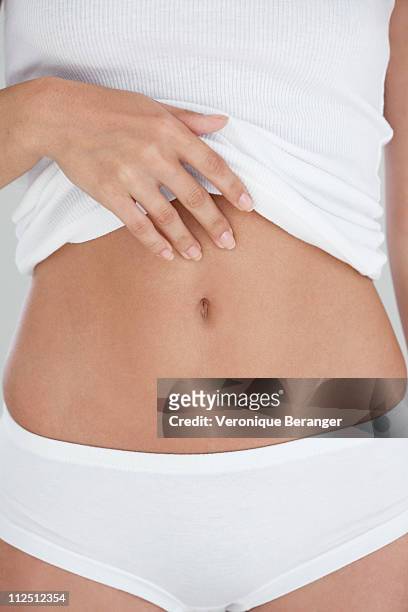 woman showing her stomac - human abdomen foto e immagini stock