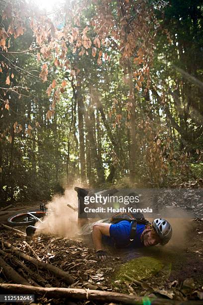 man crashing on mountain bike on single track. - bike accident stock-fotos und bilder