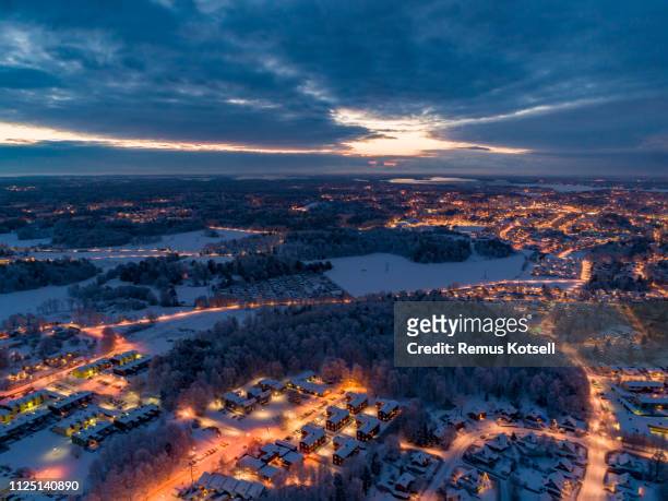 luchtfoto uitzicht over een kleine stad - verlicht stockfoto's en -beelden