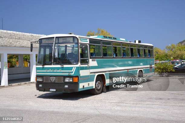 volvo pvms 80 saracakis sur le parking - cars on a road sunny photos et images de collection