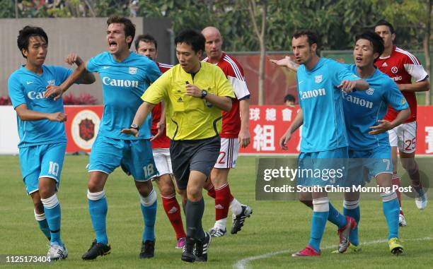 Kitchee vs South China at Tseung Kwan O Sports Ground. Members of Kitchee Lam Ka-wai , Jordi Tarres , Daniel Cancela complaint to Liu Kwok-man,...