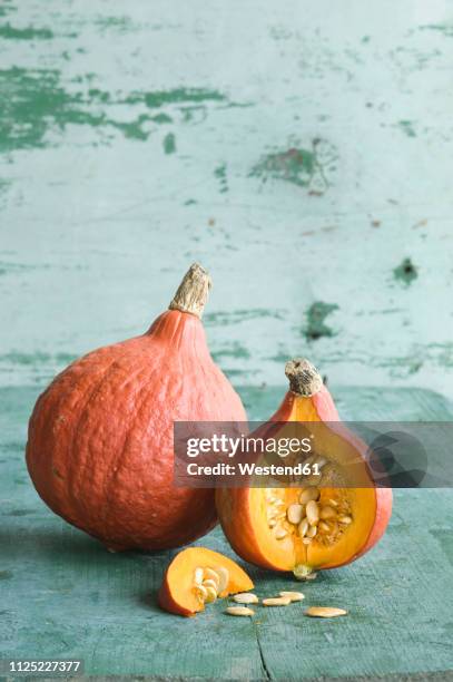 whole and sliced hokkaido pumpkin - squash seeds bildbanksfoton och bilder