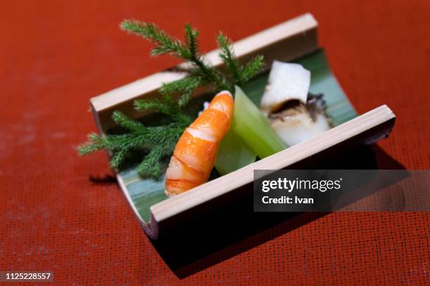 traditional japanese kaiseki cuisine, shrimp sashimi serves in bamboo plate - 料亭 ストックフォトと画像
