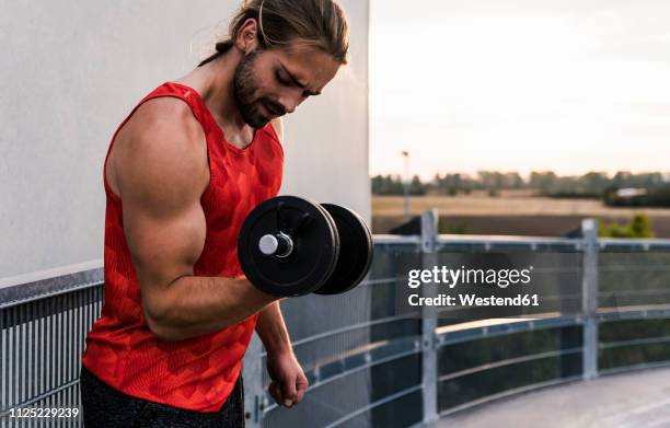 young man training with dumbbell - bíceps fotografías e imágenes de stock
