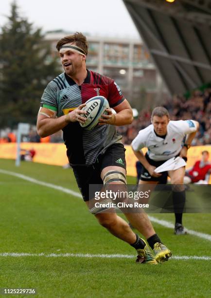 Jack Clifford of Harlequins scores his try during the Gallagher Premiership Rugby match between Harlequins and Worcester Warriors at Twickenham Stoop...