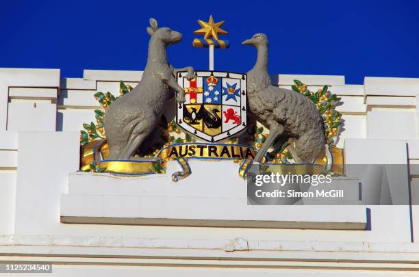 commonwealth of australia coat of arms above the entrance to old parliament house, parkes, canberra, australian capital territory, australia - australian coat of arms imagens e fotografias de stock