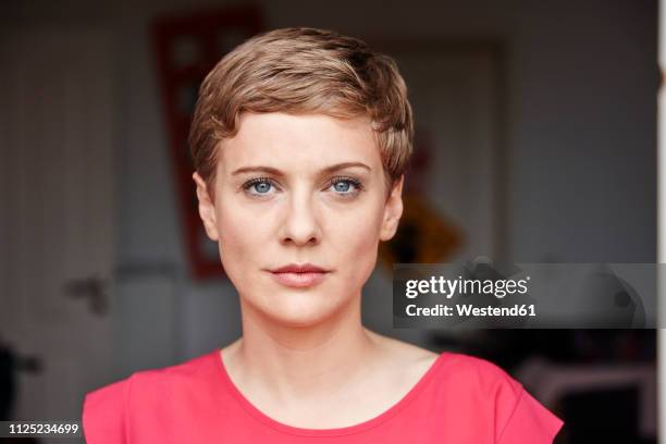 portrait of woman at home - short hair fotografías e imágenes de stock