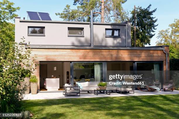 modern detached house with terrace and garden - hausdach stock-fotos und bilder