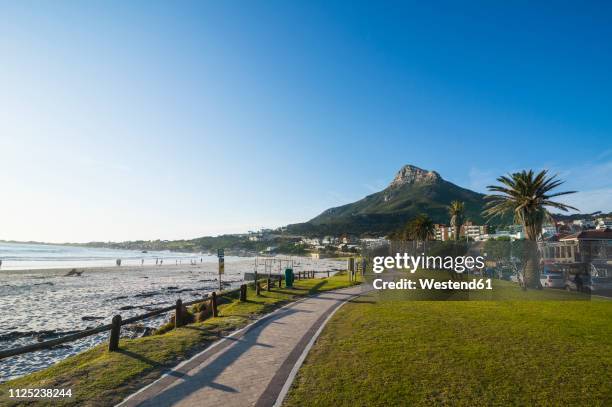 south africa, waterfront of camps bay with the lions head in the background, suburb of cape town - città del capo foto e immagini stock