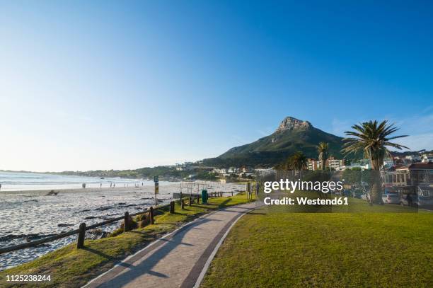 south africa, waterfront of camps bay with the lions head in the background, suburb of cape town - kaapstad stockfoto's en -beelden