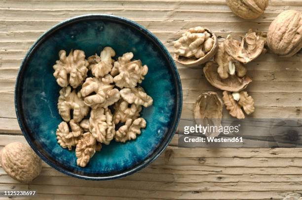 bowl of walnut halves - walnuts stockfoto's en -beelden