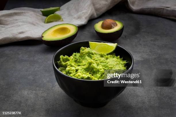 guacamole with lime - guacamole stock-fotos und bilder