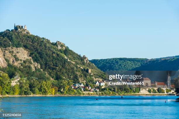 austria, wachau, overlook over duernstein on the danube - dürnstein stockfoto's en -beelden