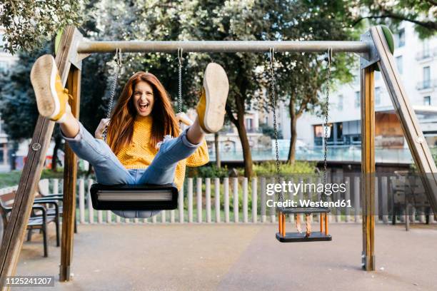 spain, barcelona, red-haired girl playing the guitar in the city - balançoire photos et images de collection