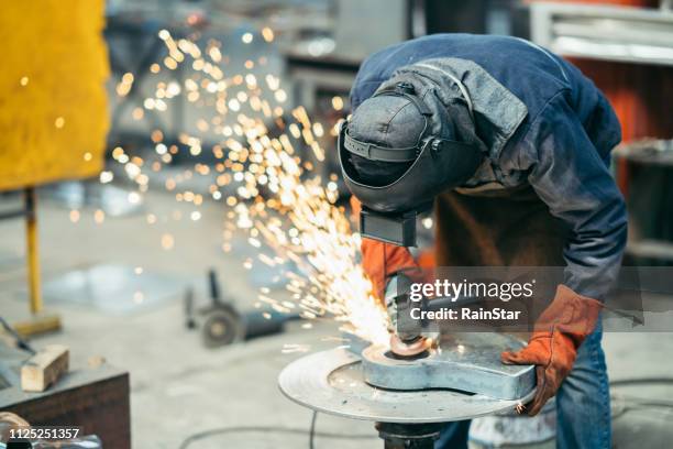 werknemer slijpen metaal - slijptol stockfoto's en -beelden
