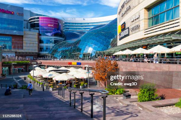 shopping mall zlote tarasy im zentrum von warschau, polen - zlote tarasy stock-fotos und bilder