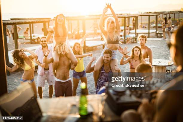 party am strand bei sonnenuntergang! - dj summer stock-fotos und bilder
