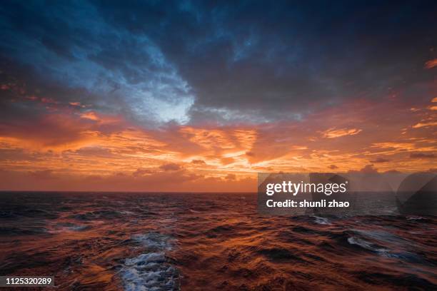 sunset on the ocean - majestic imagens e fotografias de stock