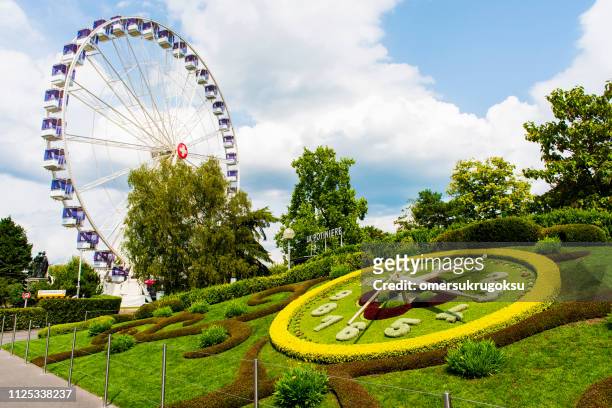 the flower clock and ferris wheel in geneva, switzerland - geneva location imagens e fotografias de stock