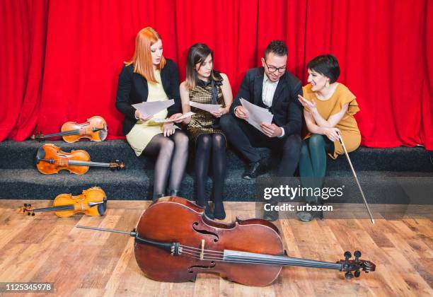 cuarteto de cuerda después del concierto en el escenario haciendo un plan de negocios. - string quartet fotografías e imágenes de stock