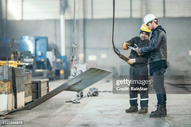 fabrik-arbeiter controlling produktion - kabelwinden stock-fotos und bilder