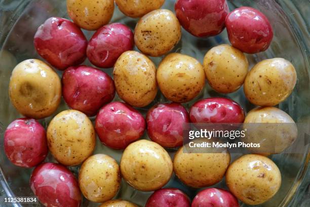potatoes in oil - nieuwe aardappel stockfoto's en -beelden