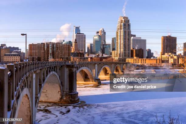 skyline, polar vortex, minneapolis, minnesota, america - minnesota snow stock pictures, royalty-free photos & images