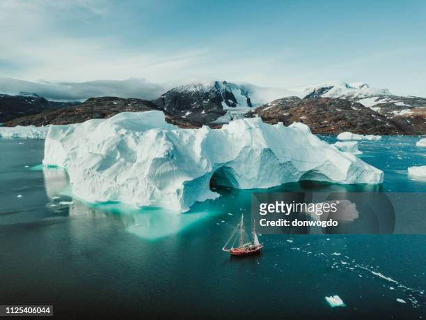 spedizione in barca a vela nella groenlandia orientale - ice berg foto e immagini stock