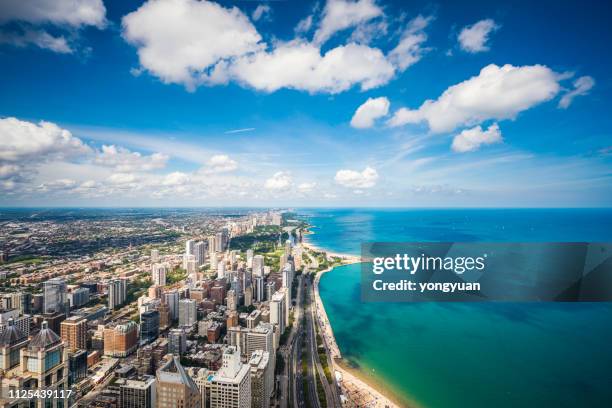 vista aérea da paisagem urbana de chicago e o lago michigan - lagos skyline - fotografias e filmes do acervo