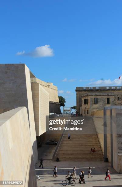 valetta city gate - porta da cidade imagens e fotografias de stock