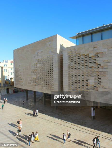valetta city gate - porta da cidade imagens e fotografias de stock