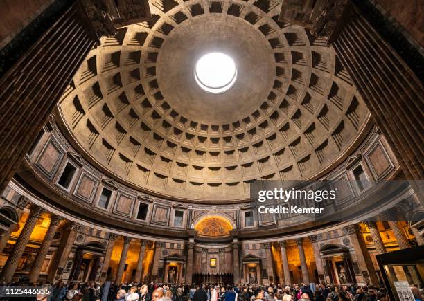 binnen het pantheon in rome - pantheon rome stockfoto's en -beelden